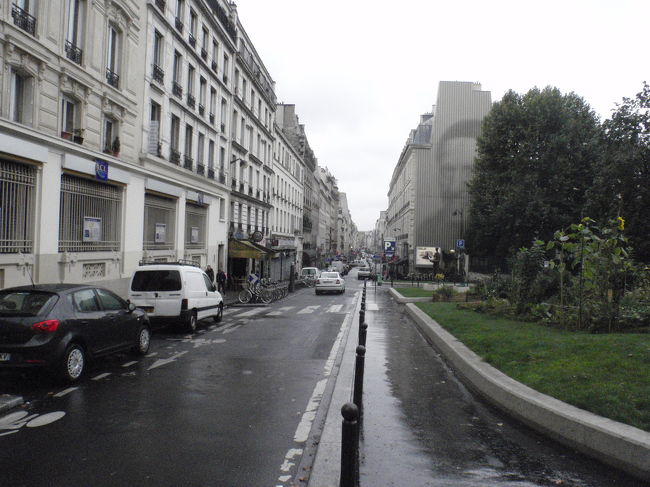 マルシェを出てオペラの方角に道があったので適当に歩き始めます。<br /><br />写真で気が付きましたが、建物に顔が画かれていますね。