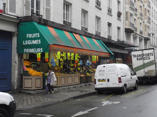 下町っぽいフルーツ屋さんです。やはりバナナはぶら下がっていますね。