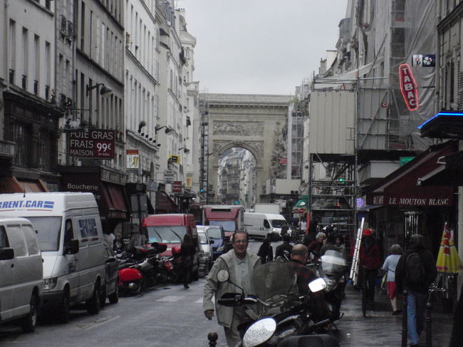 歩き進めると門が見える！？<br /><br />凱旋門？？？？