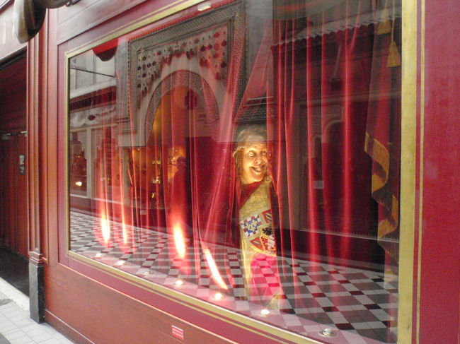 誰かが除いているぞ！？