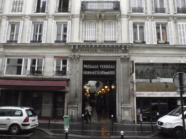 左側にまだ続いていて、さらに奥に行ったら別なパサージュがありました。