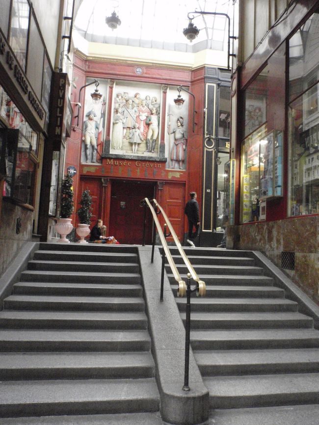 さっきのホテルの場所まで戻りました。女学生がホテル前に座り込んでパサージュの写生をしていました。気が付いてみると色々なところで写生している学生さんがたくさん！