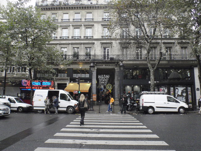 道の反対側にもまたパサージュがありました。