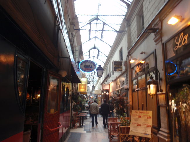 ちょっとにぎやかそうなパサージュですね。