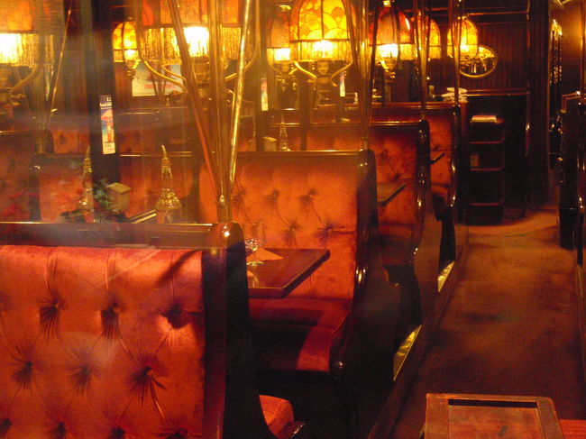 高級列車の車内みたいです。