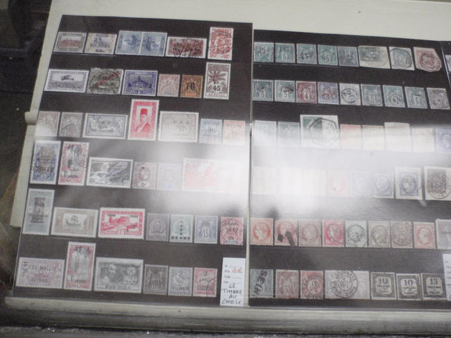 この通りはなぜか切手や古い硬貨を売っているお店がたくさんありました。