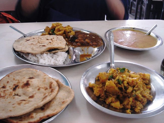 バラナシ駅に戻ってお昼ごはんです。<br /><br />駅前のレストランにて。