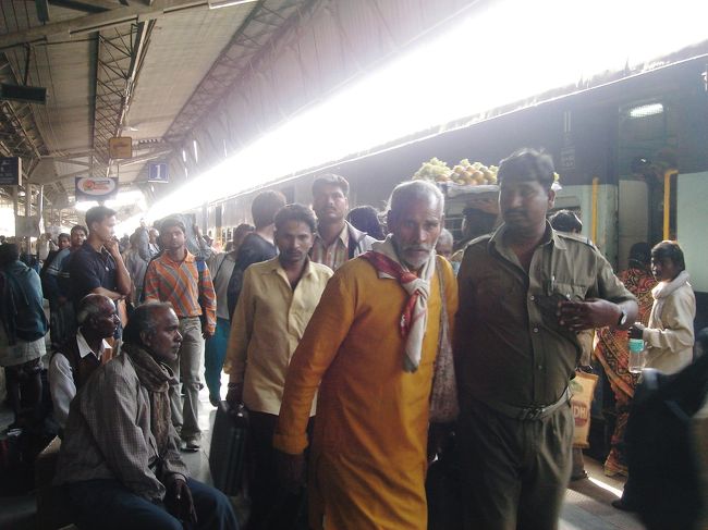 駅のホームはゴッチャゴチャです。