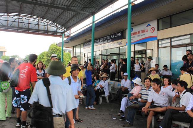 朝8：00頃のピックアップ<br />でハロン湾日帰りツアーに参加。<br />現地の『シンカフェ』で申し込んだら20ドルでした。<br /><br />日本で見たのは45ドル、<br />ツアーのオプションは90ドルだって言ってたので<br />かなり安かったと思います！<br /><br /><br />バスは10人乗合でハノイから4時間。<br /><br />写真は船着き場ですが、たくさんの観光客でにぎわっていました。<br />なんかこうやって様々な国の人が<br />ごちゃ混ぜに同じ空間にいることにちょっと感動。<br /><br /><br /><br />