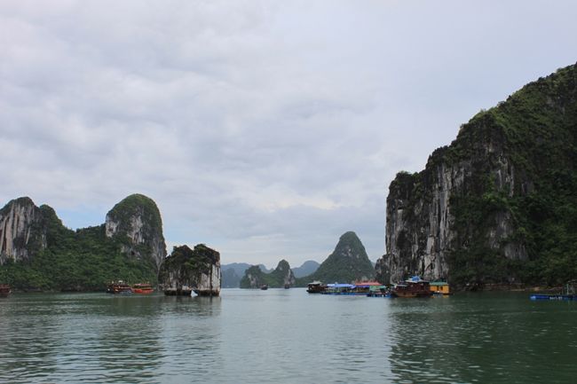 ハロン湾っぽくなってきました。<br />3,000もの岩があるらしく、終わりが見えないくらい広いです。<br /><br />「龍が降りる」という意味のハロン湾、まさにそんな神秘的な絵です。