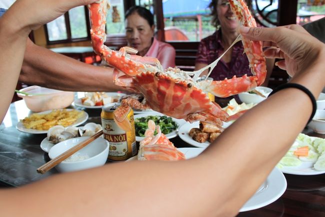 ベトナムに来て一番高い買い物だ〜…<br /><br />これは旅の一番ショックな出来事で、<br />私は今でも引きずっています。<br /><br />同船していた方に<br />「まぁ、世界遺産で獲れた蟹が食べれて良かったじゃん」と<br />言われて、少し元気が出ました。