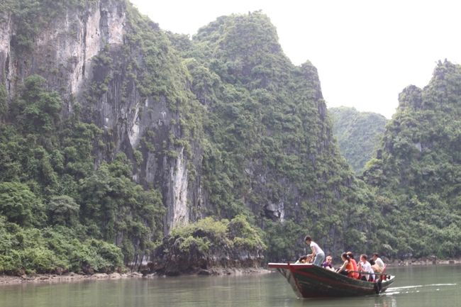 こんな感じ。<br /><br />広いハロン湾の中での小さな空間。<br />貴重な光景でした。<br /><br />