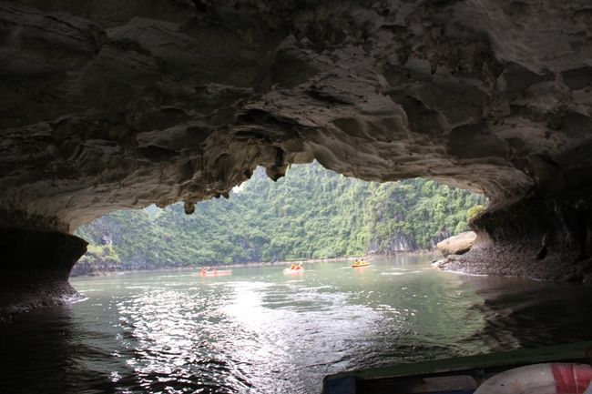 狭い。<br /><br /><br />穴の向こうは岩に囲まれています。<br /><br />