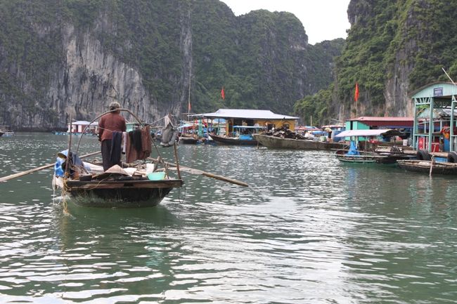 水上生活の様子。<br /><br /><br />小舟でばぁさまが移動中です。<br /><br />