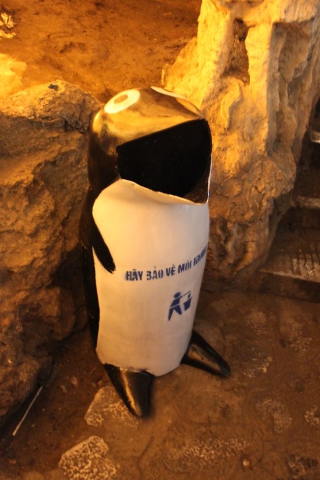 ここにはペンギンゴミ箱がたくさんありました。<br /><br />なんでペンギンなのか気になります。