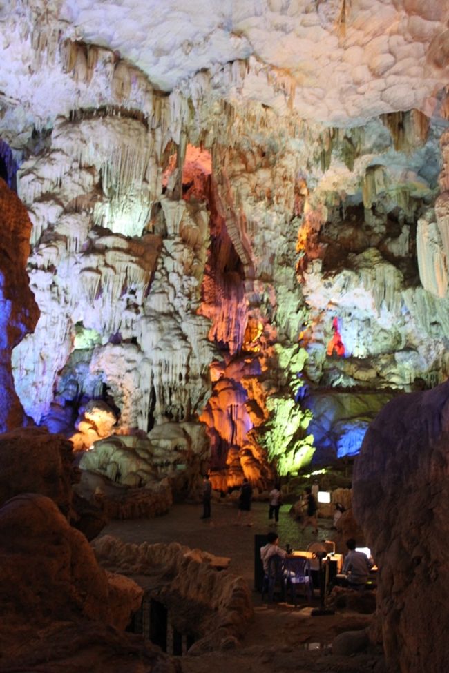 ライトアップされています。<br /><br />大きいです。