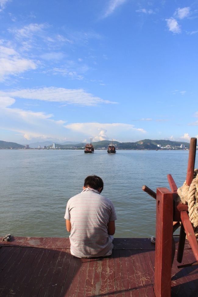 港に戻ります。<br /><br />夫は甲板に座って、<br />カニを食べきれなかったことを後悔しています。