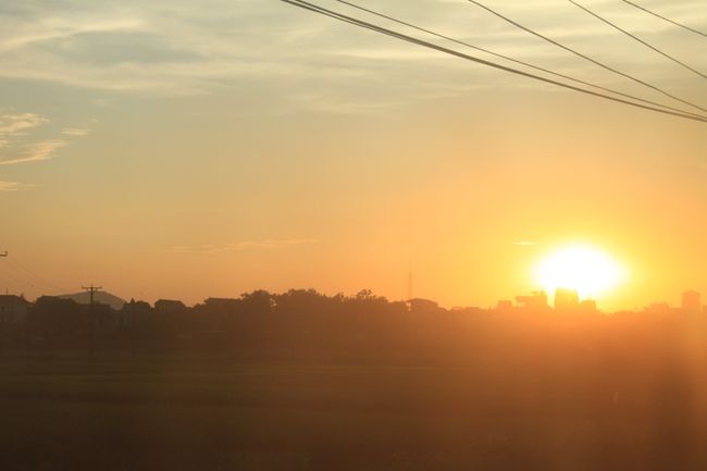 すっかり夕暮れ。夕日がきれいです。<br /><br />ハノイまでまた4時間もバスに揺られます。