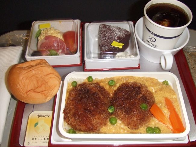 機内食。<br />カツ丼って言ってたけど、メンチカツ丼（笑）