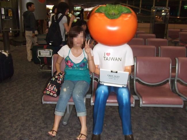 台湾に到着！<br />まずは空港で一枚パチリ☆<br /><br />夜遅くに着いたので、そのまま西門にあるホテルへ行きこの日は就寝しました。