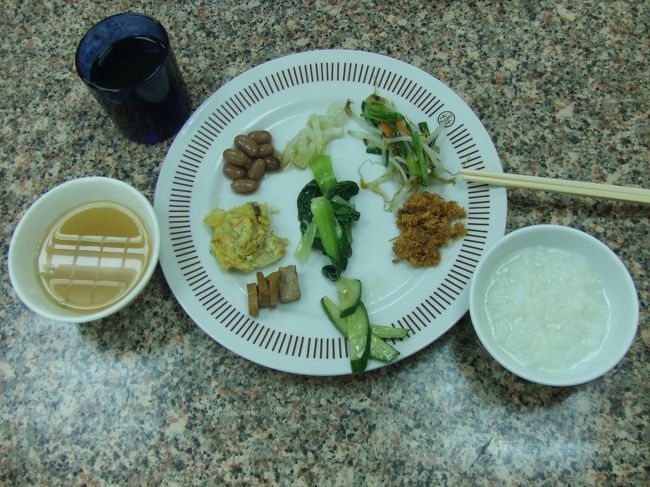 次の日。<br />ホテルでの朝食。<br />バイキングだったけど、何かわからないモノだらけだったので恐る恐る少しずつ取りました。