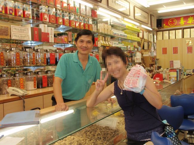 まずは迪化街へ。<br />この日はものすごい暑さでした(・д・;;)<br />ぷらぷら歩きながら、漢方屋さんへ。<br />日本語は通じなかったけど、無事お目当ての漢方をGET!!<br />試食させてくれたり、おまけをくれたりしました(*＾∀＾*)<br />いいおじさんだった〜♪