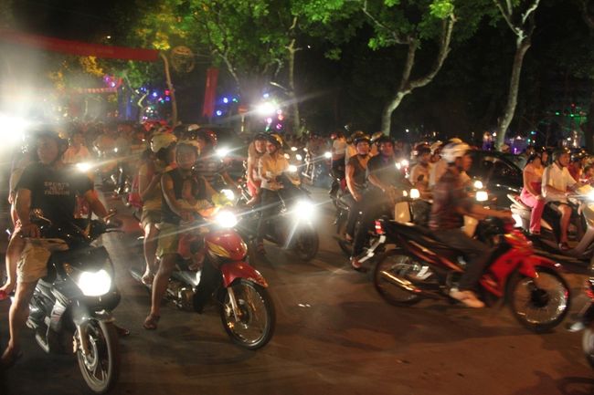 ハノイへ帰ってきました。<br />はい、この光景。<br /><br />ほんと、暴走族の祭り状態です。