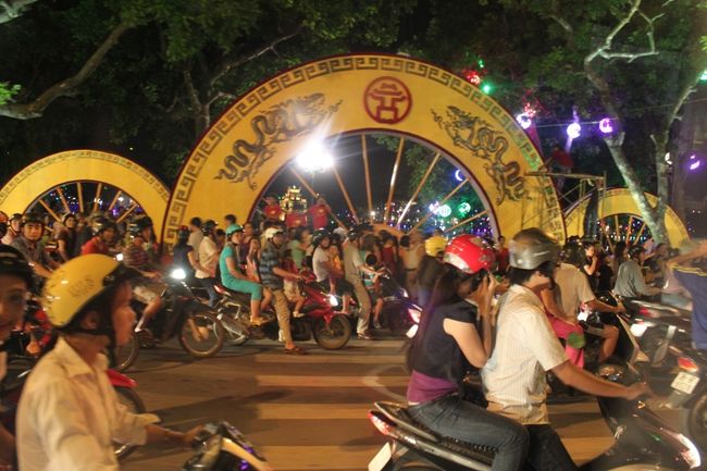 ホエンキエム湖前。<br /><br />ハノイは1,000周年が今年の10/1ということらしく、<br />この辺は盛り上がっています。