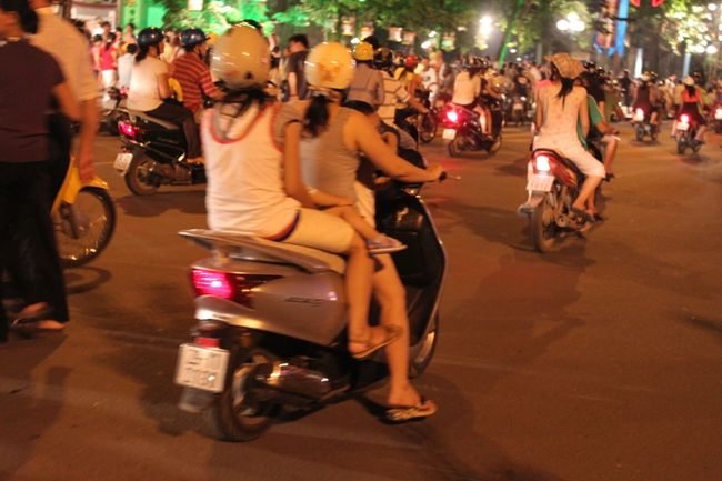 写真左上の人と同じく、私らも向こうに渡りたい。<br /><br />命がけでした。