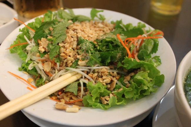 夜ご飯。<br /><br />『パパイヤサラダ』<br /><br />タイのは辛かったけど、ベトナムはやっぱりさっぱり風味。