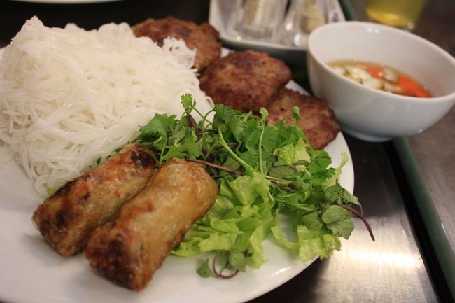 ハノイ名物、『ブン・チャー』<br /><br />ハンバーグみたいなお肉と米粉の麺をすっぱい汁につけて食べる。<br />揚げ春巻きもついてて、食べきれませんでした。