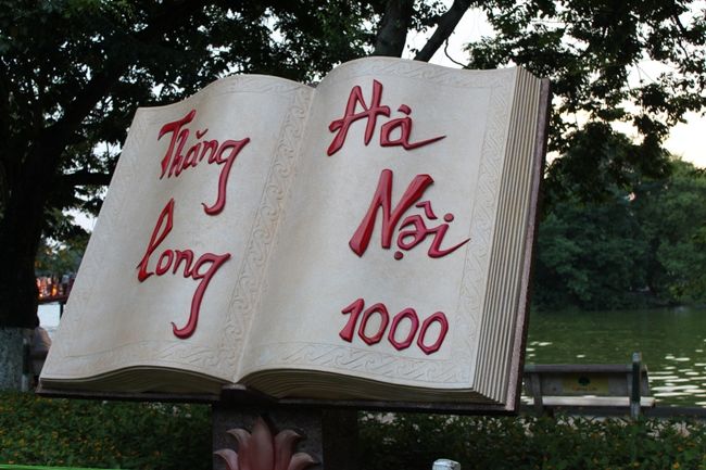 ホアンキエム湖<br /><br />ハノイに到着して知ったが、ハノイは今年1,000年記念年らしい。<br />