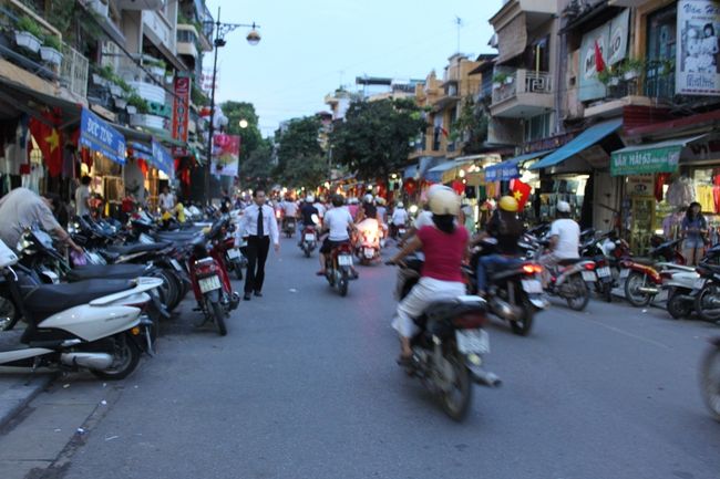 旧市街。<br /><br />バイクはホーチミンの方が多く、<br />ハノイの方が静かだって認識は外れ。<br /><br />こっちのが信号ないし、ルールもない。<br />道が狭い分、混雑度がハンパない。