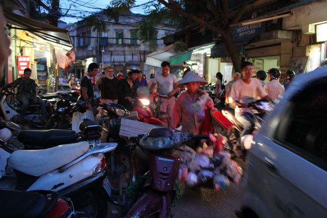車は、こんな道でも用事があるとその場に駐停車します。<br />後ろの車両は通れなくてブーブー鳴らしながら狭い脇を通り抜けようとするから歩行者は厳重な注意が必要です。<br /><br />クラクションがうるさくて最初はイラつきますが、<br />慣れてくると気にならなくなります。<br /><br />