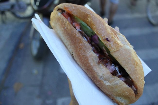 フランスパンに野菜と肉を挟んでるタイプ。<br />ケバブですね。<br /><br />1個買ってみたんですが、超おいしくて2人で奪い合ってペロリ。<br />食べ終わってまた別のバインミーの屋台を発見して2個目を購入。<br /><br />帰りまでに5個は食べました。