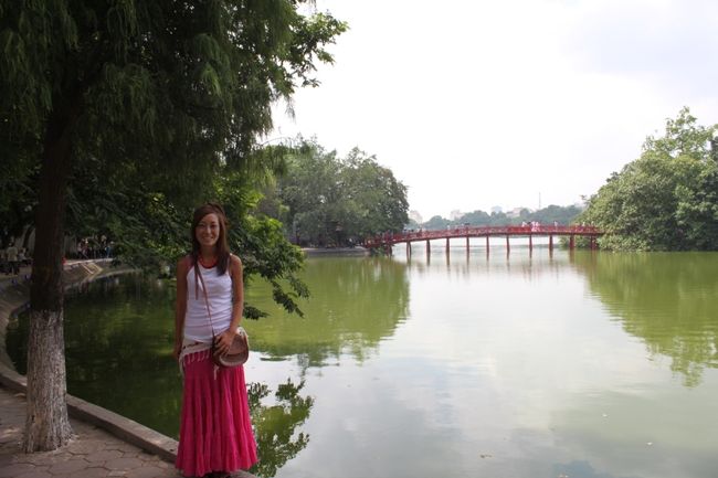 ホアンキエム湖<br /><br />赤い橋が見えます。<br />あの奥に玉山祠がありますが、入場料がかかるのでやめました。