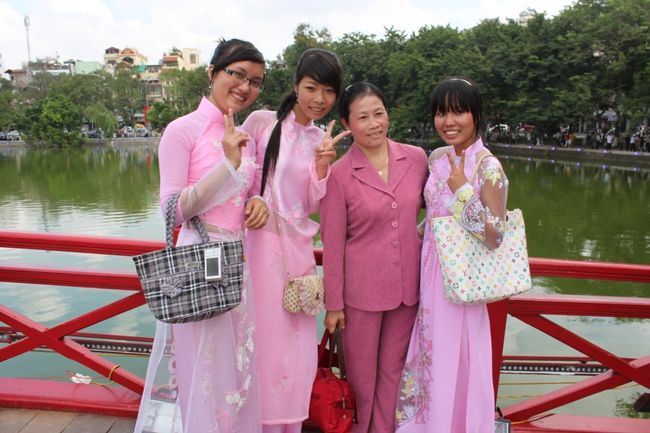 アオザイ美人。<br /><br />はいチーズって言ったら笑顔とピースくれた。<br />可愛い〜