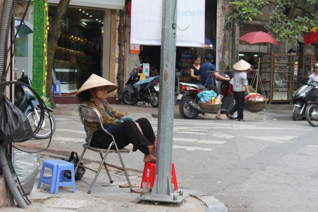 くつろいでいますね〜<br /><br />ベトナムの商売人は他のアジア圏と比べてやる気なしです。