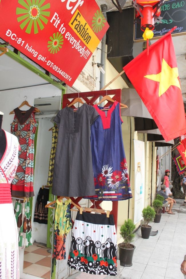 Hang　Trong通りかな？<br /><br />おしゃれなお土産やが立ち並んでいます。<br /><br /><br />このワンピース、若かったら欲しかった〜。
