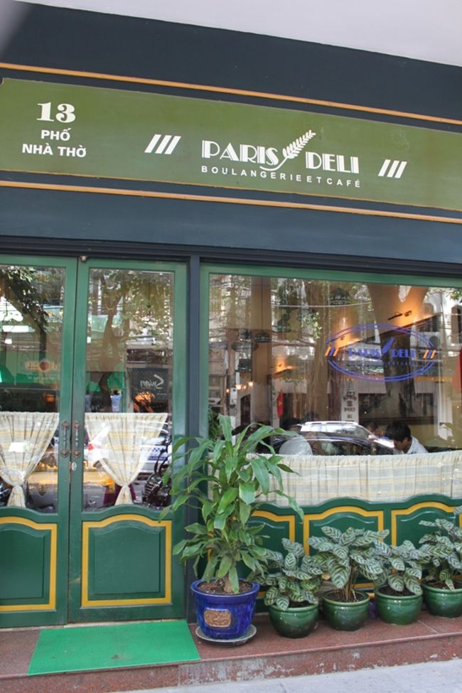 Nha　Tho通りの「Paris　Deli」で休憩。<br /><br />歩いてるだけで暑くて倒れそうです。