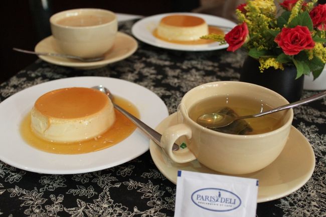 ベトナム茶と一緒に大きなプリン。<br /><br />このプリン、超美味しかったです。<br />これもツアーのfree券でいただきました。<br />ラッキーだー<br /><br />ベトナムのスィーツはおいしいですね。