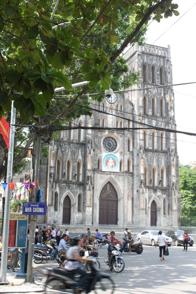 歩いてたら『ハノイ大教会』が見えました。<br /><br />とりあえずパチリ。<br /><br />