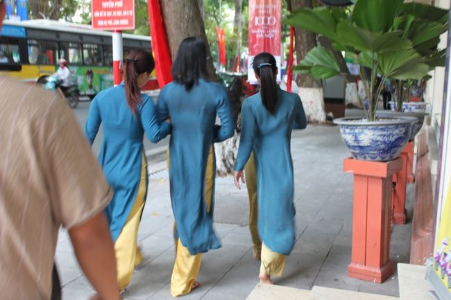 また見つけた！アオザイ美人。<br />アオザイ美人見つけるとすぐに写真を撮る私。<br />たくさん見ました。<br /><br />あぁ〜着てみたかった。<br />今回唯一の心残りです。