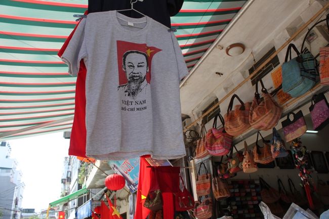 ホーチミンさんTシャツ。<br /><br />夫がしきりに欲しがっていたが、やめさせた。<br />