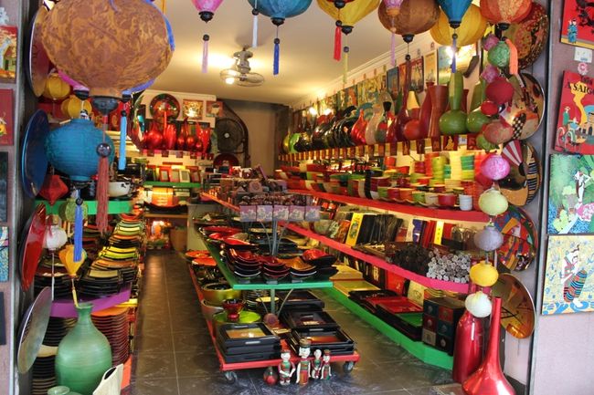 お土産やさんはきれいです。<br /><br />目移りしちゃって、お椀やおぼんやティーセット等買ってしまいました。