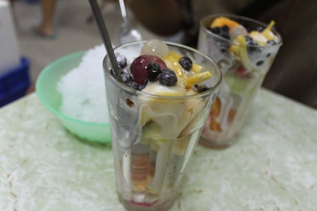 『チェー』<br />これかぁ。<br /><br />フルーツいっぱい、でも常温であったかくて、隣に添えてある氷を入れながら食べます。<br /><br />そういえば、氷はドリンクに結構入ってたけど、<br />全くおなかは大丈夫だった。<br />というのも、暑すぎて氷なしでは生きられない…<br /><br />