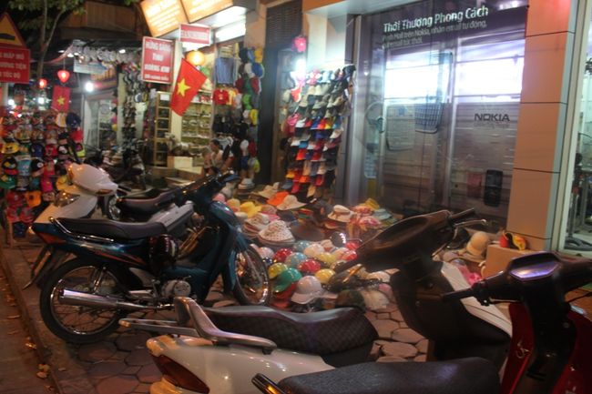 歩道はバイクの駐輪場になっているか、