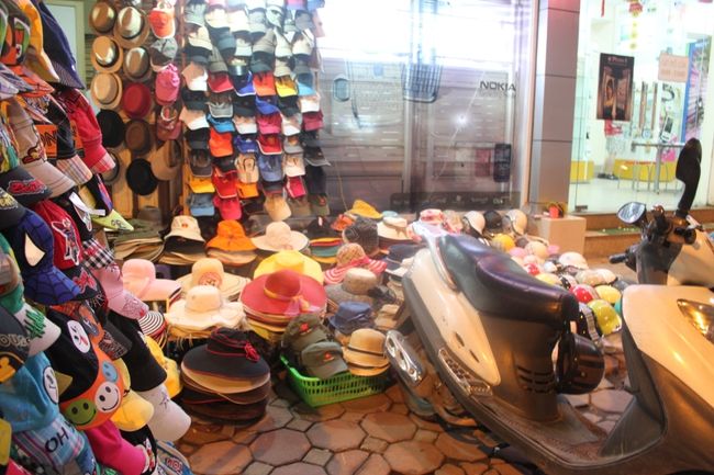 店が広がってるので歩けません。<br />歩道の地べたに商品が…