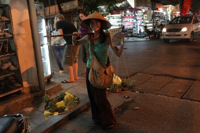 はい、ここでミステイク２。<br /><br />あるいてたらこのパイナップル屋のおばさんにノンをかぶせられ、<br />写真撮りなよ的にカゴをのせられます。<br /><br />で、パイナップル買えと２袋渡された。<br />30,000ドンって言われたから、高いよ！いらないよ！ってパイナップルつき返したら、ベトナムばばぁ、一気に鬼の形相へ。<br /><br />少し言い争って20,000ドンで諦めた。<br /><br />初歩的なミスでした。<br /><br />これは初日の夜ですが、毎晩このばばぁと会い、そのたびに勧誘されそうになりましたが、「昨日買ったし！」「いらねーよ、パイナップル腐ってたし！」って言っておきました。<br /><br /><br /><br /><br /><br />