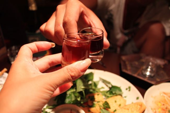 この居酒屋、地酒が沢山あるってことで決めたんだけど、<br />これがのどが焼けそうなほど甘い！<br /><br />この店、珍しく座敷で、クーラーがついていました。<br />ベトナムでクーラー浴びるのなんてホテルの部屋の中とバスの中だけだったので、驚き。<br /><br />そして定員さんがAKB48のｱｯﾁｬﾝにそっくりで可愛くて、<br />「あっちゃん！おかわり！」ってフツーに呼ばせてもらいました。<br />もちろん通じませんが、とっても愛想よかったです。